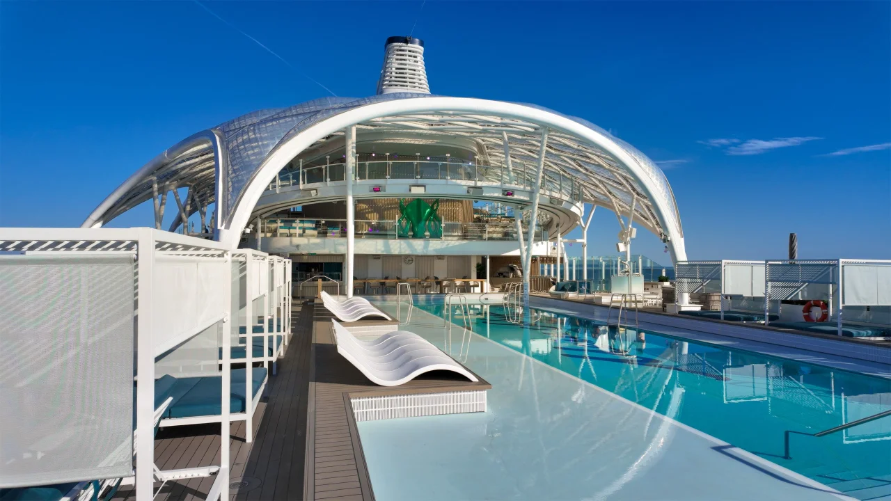 Marcoon-Dach über dem Pool von Mein Schiff Flow