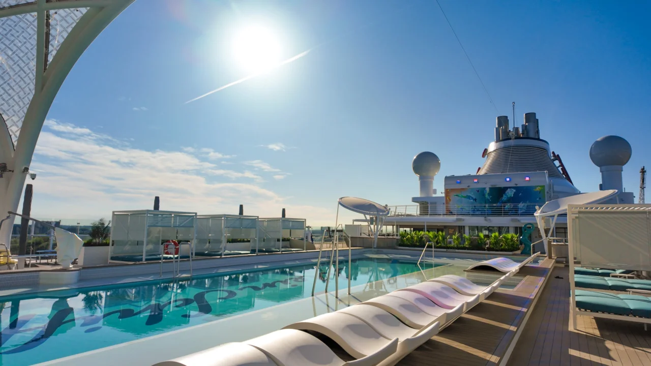 Pooldeck von Mein Schiff Flow