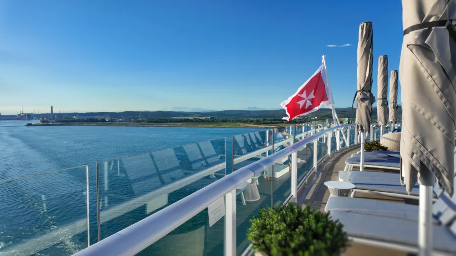 Reling mit Fahne an Bord von Mein Schiff Flow