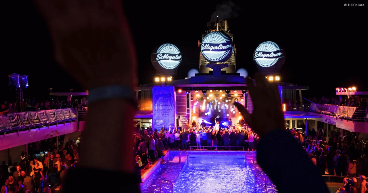 Schlagerliner mit Konzert auf Pooldeck von Mein Schiff