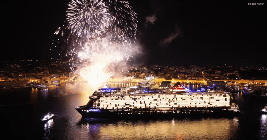 Feuerwerk zur Taufe von Mein Schiff Flow im Hafen von Triest
