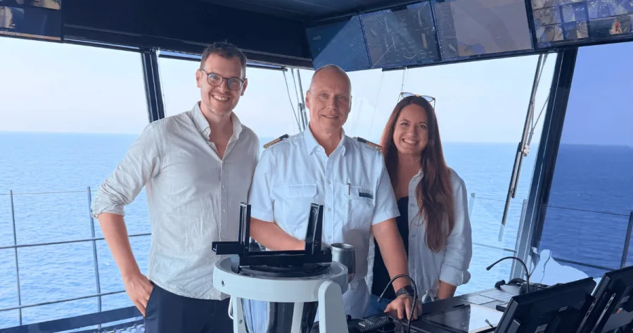 Johannes Nicknig und Rebekka Nicknig von EURESAreien mit Jan Rautawaara, dem ersten Kapitän von Mein Schiff Flow.