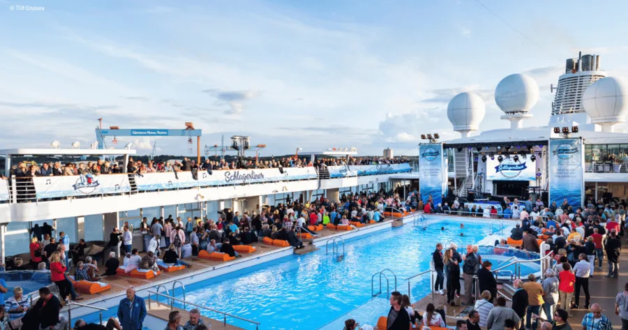 Beim Schlagerliner wird das Pooldeck zur Schlagerbühne