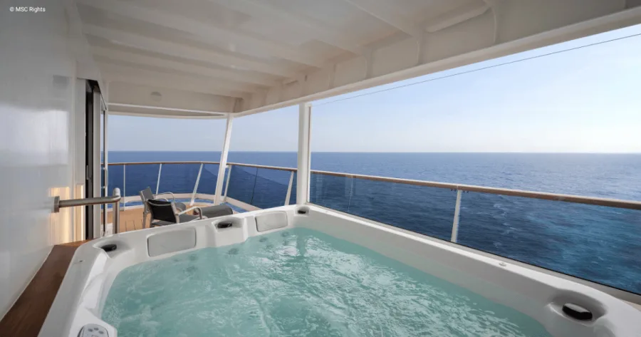 MSC Aurea Suite mit Whirlpool auf Terrasse und Meerblick