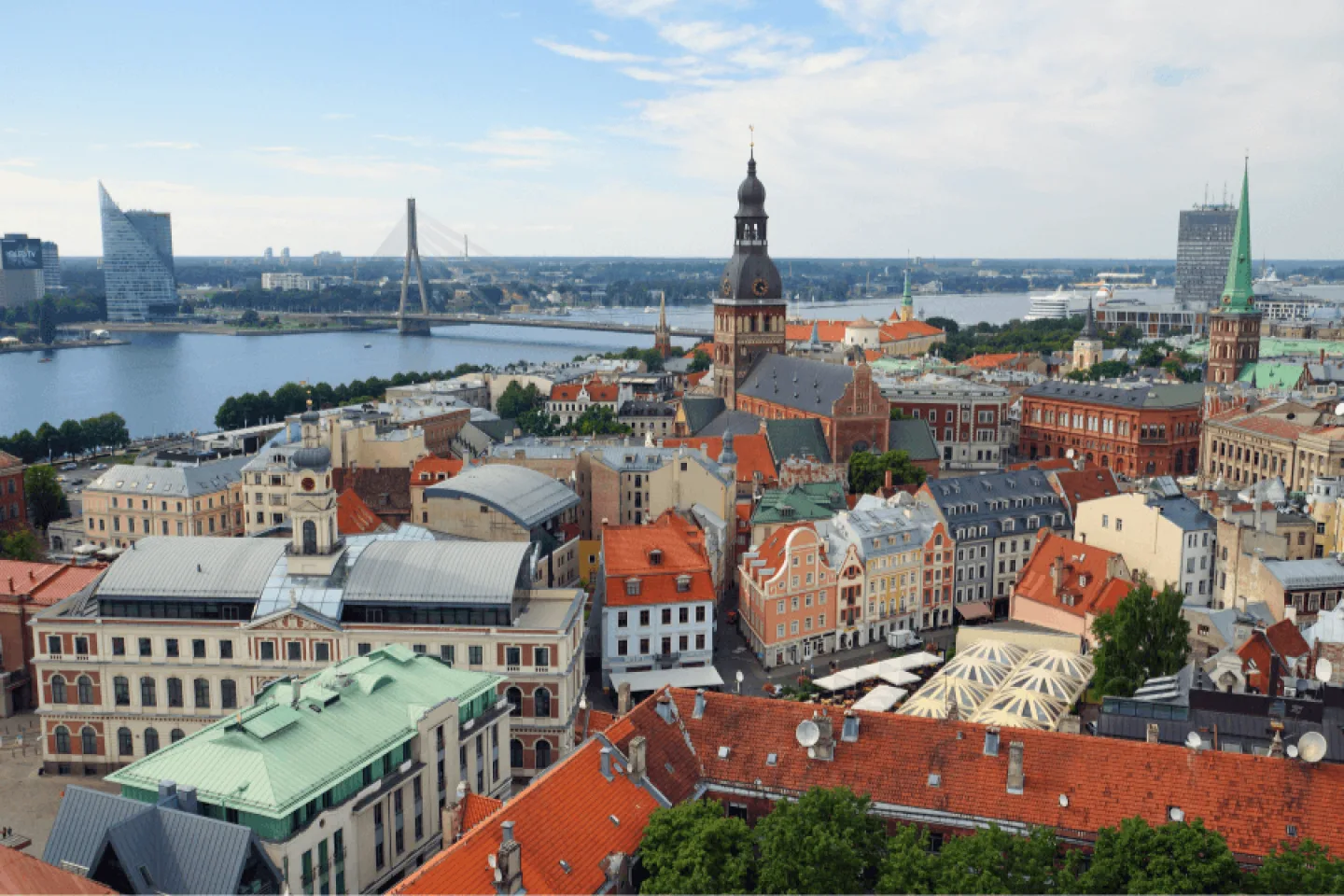 Blick über die Altstadt von Riga zur Vansu-Brücke.
