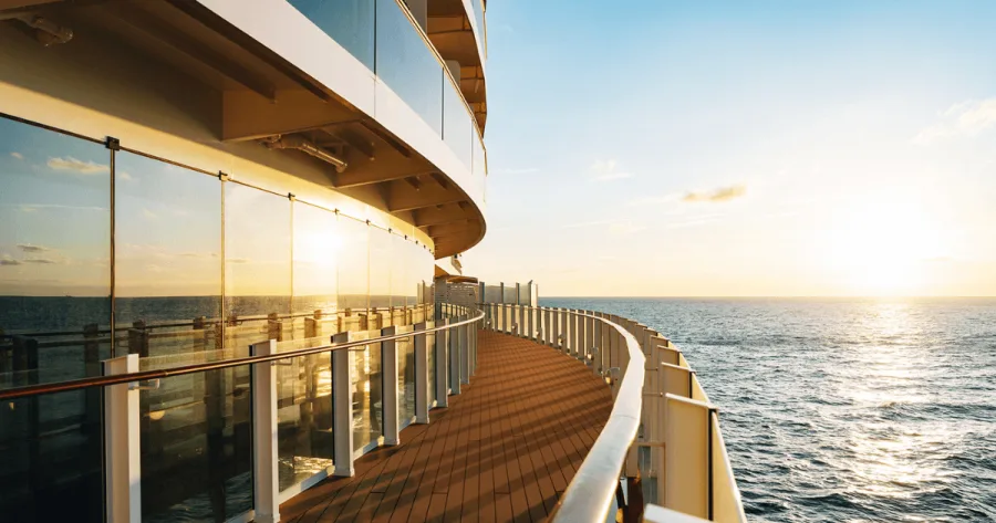 Blick über Reling auf Meer von AIDA Kreuzfahrtschiff aus