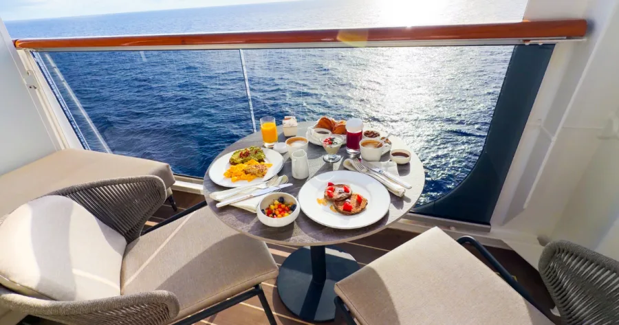 Frühstück auf dem eigenem Balkon an Bord von EXPLORA I