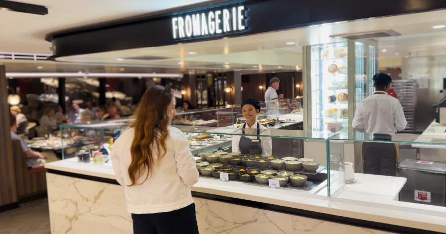 Rebekka Nicknig von EURESAreisen im Emporium Marketplace an Bord von EXPLORA I