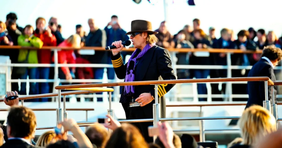 Udo Lindenberg singt während der Eventreise Rockliner, die 2010 erstmals stattfand, an Bord eines Kreuzfahrtschiffes der Mein Schiff Flotte von TUI Cruises