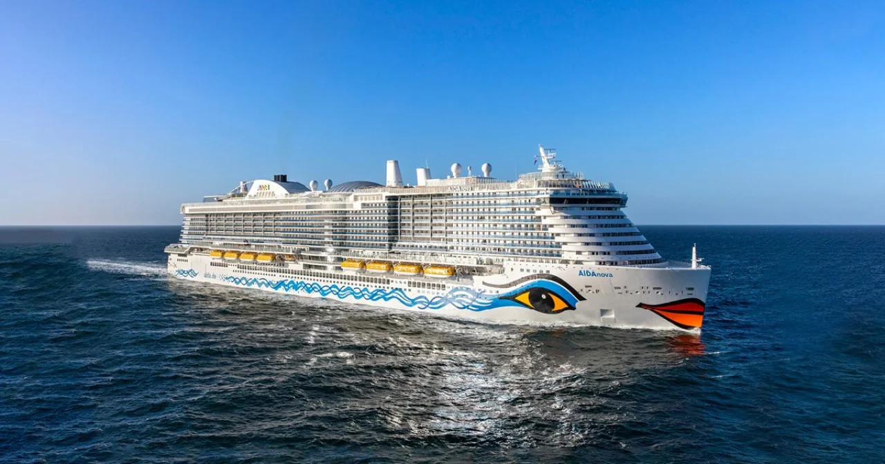 AIDAnova auf dem Meer