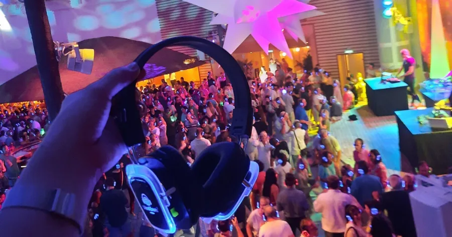 Silent Party mit Kopfhörer in AIDA Beach Club