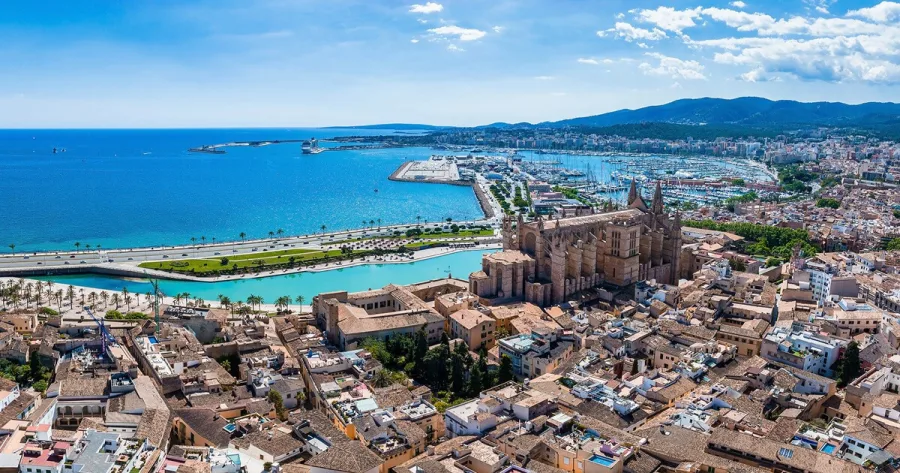 Palma de Mallorca mit Hafen in Hintergrund und Kathedrale in Bildmitte