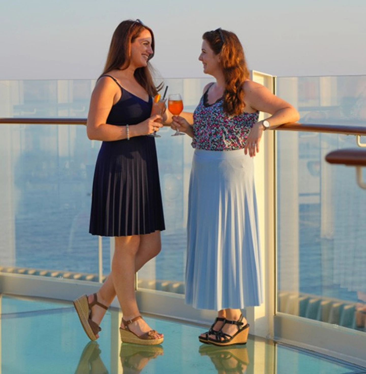 Rebekka und Katharina stoßen vor Reling an