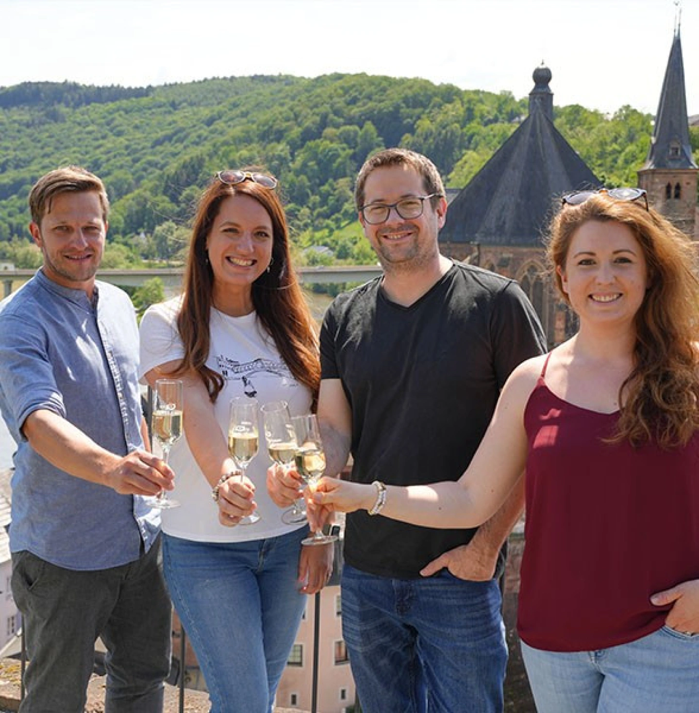 EURESAreisen Kollegen beim Anstoßen in Saarburg