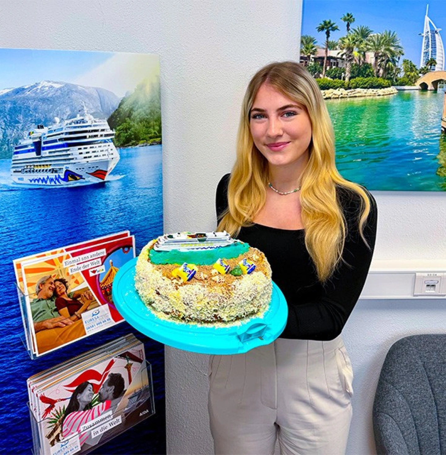 EURESAreisen Mitarbeiterin Marie mit AIDA Kuchen