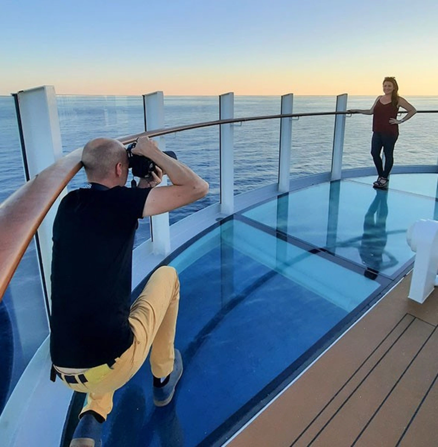 EURESAreisen Kollegen beim Shooting an Bord eines Kreuzfahrtschiffes