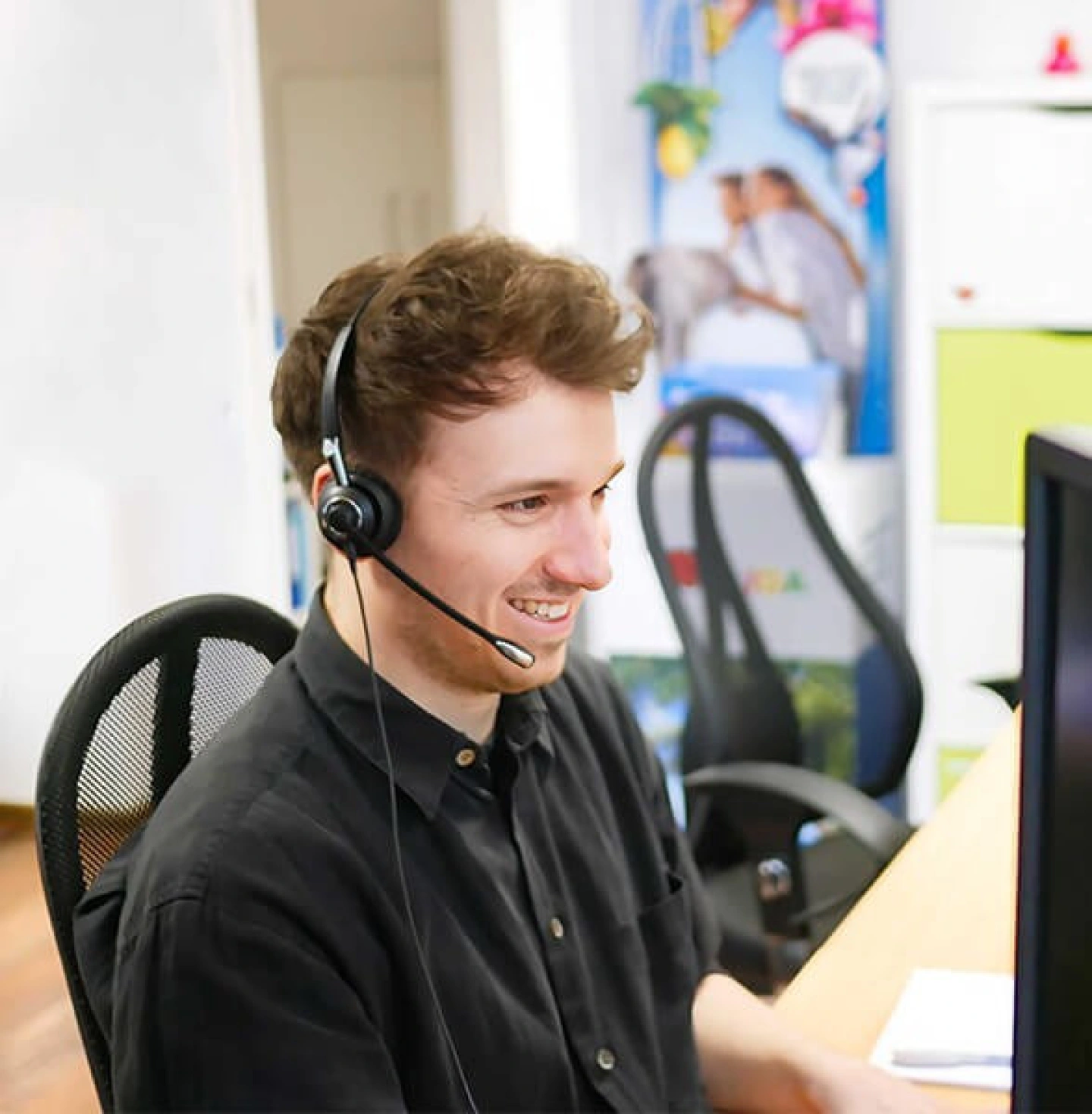 EURESAreisen Mitarbeiter Julian am Telefon