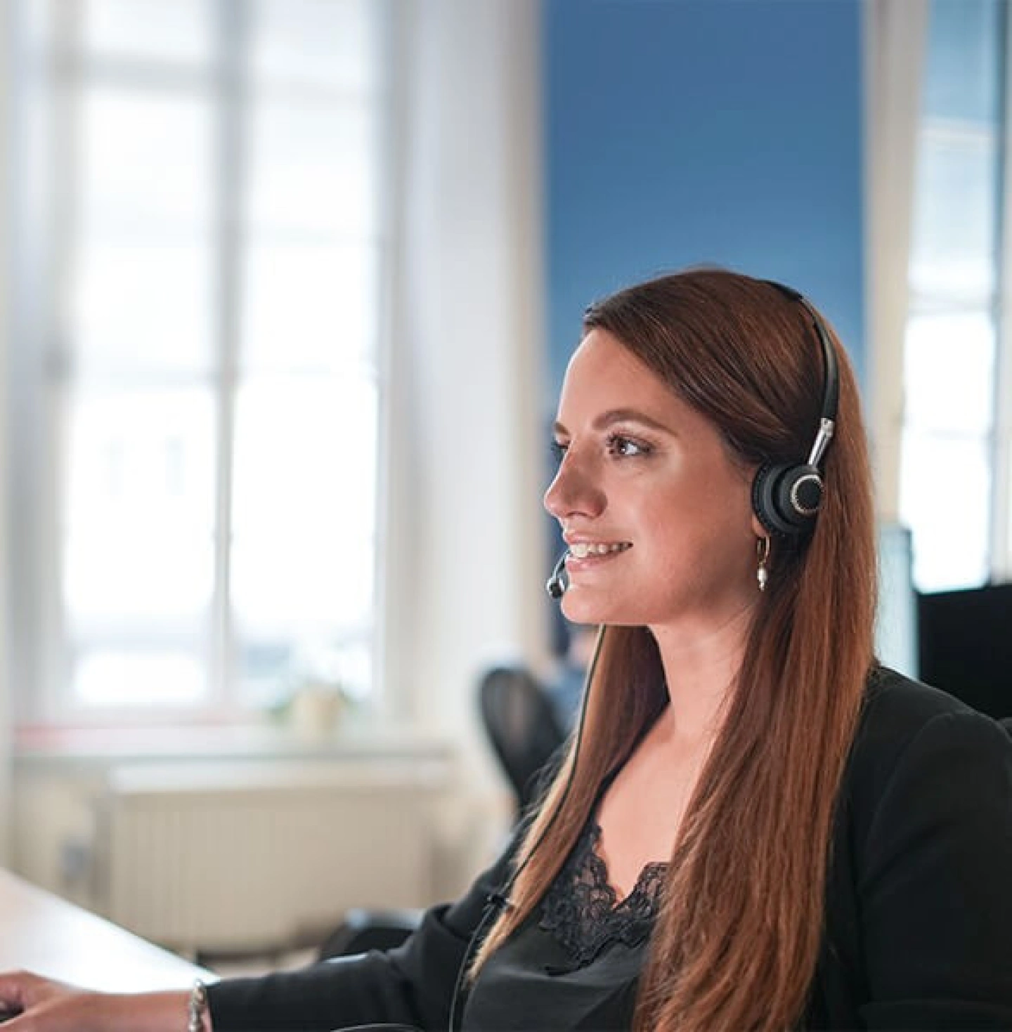 EURESAreisen Head of Sales Rebekka am Telefon