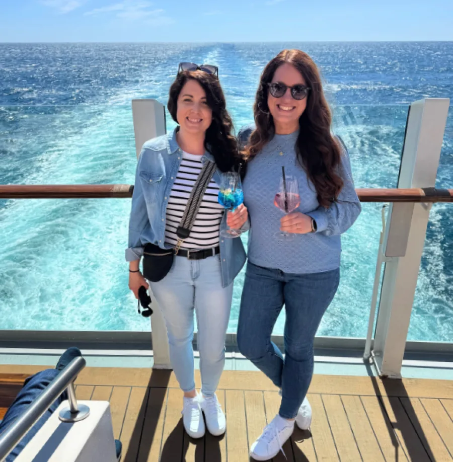 EURESAreisen Teammitglieder Katharina und Rebekka am Heck von AIDAperla