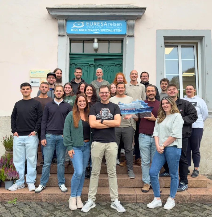 EURESAreisen Team mit Mein Schiff Modell in Saarburg