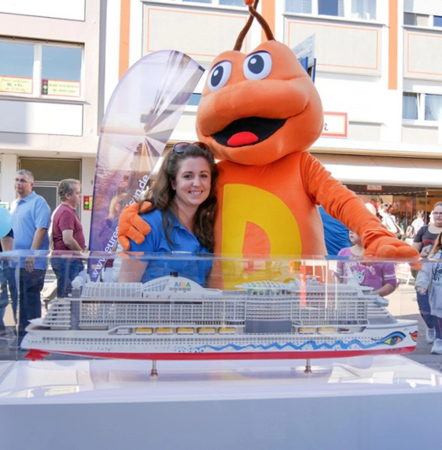 Katharina mit AIDA Maskottchen Dodo