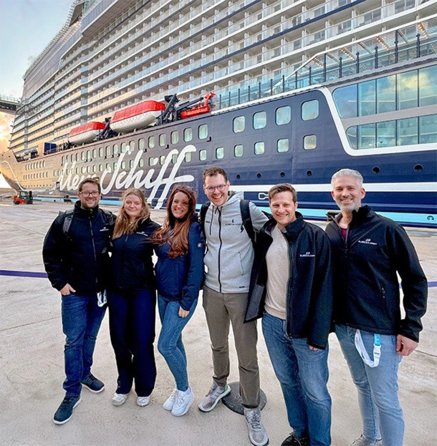 EURESAreisen Team vor Mein Schiff Relax im Hafen
