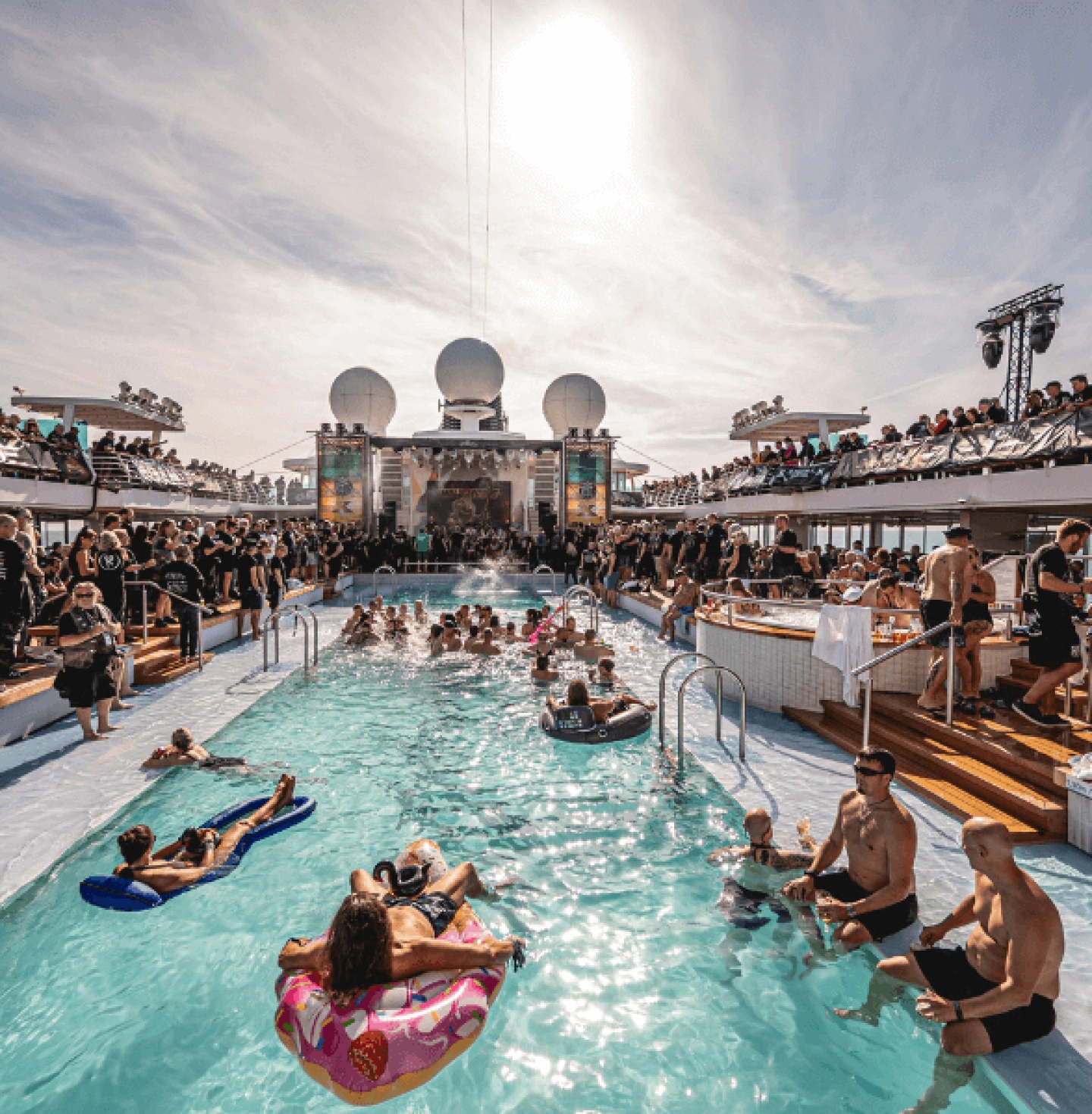 Gäste im Pool während Full Metal Cruise