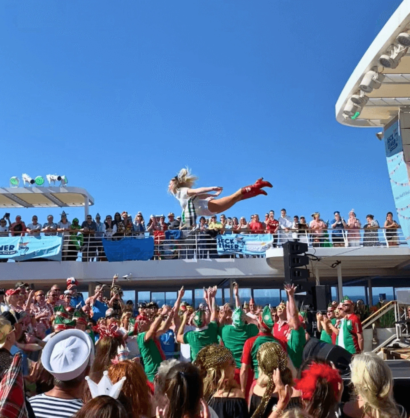 Gardemädchen fliegt durch die Luft auf Pooldeck während Mein Schiff Jeckliner Eventkreuzfahrt