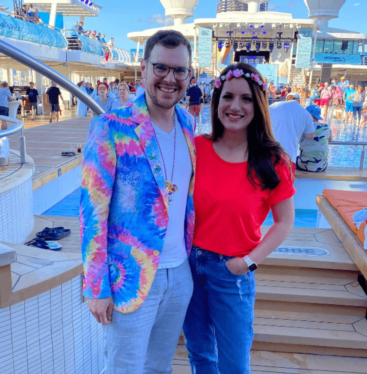 Johannes und Rebekka kostümiert während Eventreise Jeckliner mit Mein Schiff