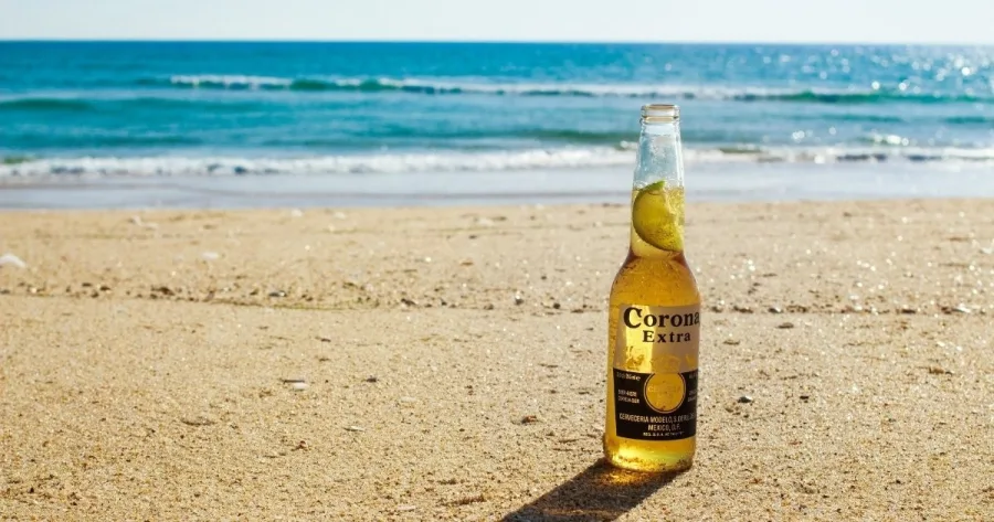 Corona-Bierflasche am Strand