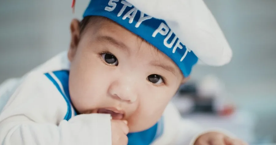 Baby in Seemans-Outfit