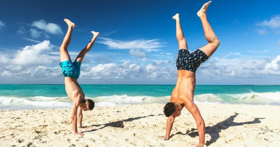 Handstand am Strand