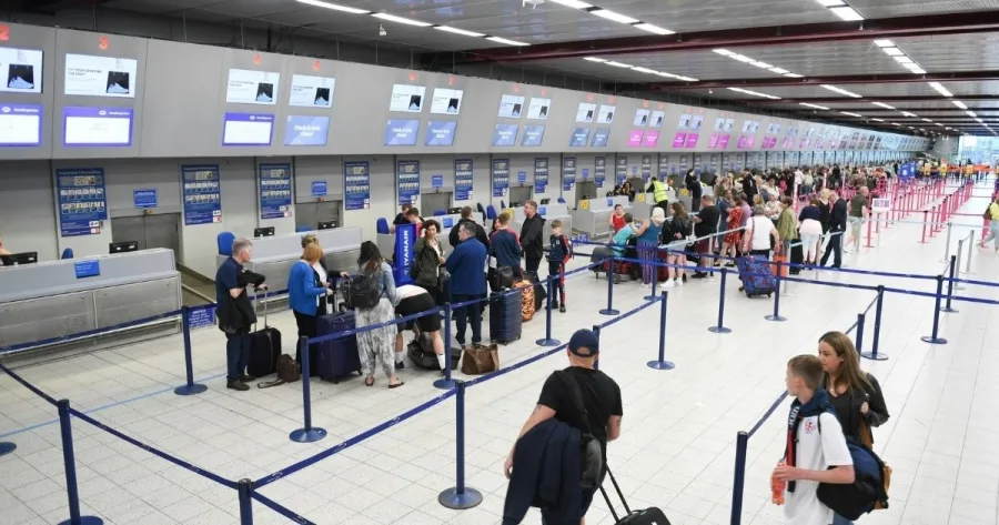 Anstehen am Flughaben beim Check-in