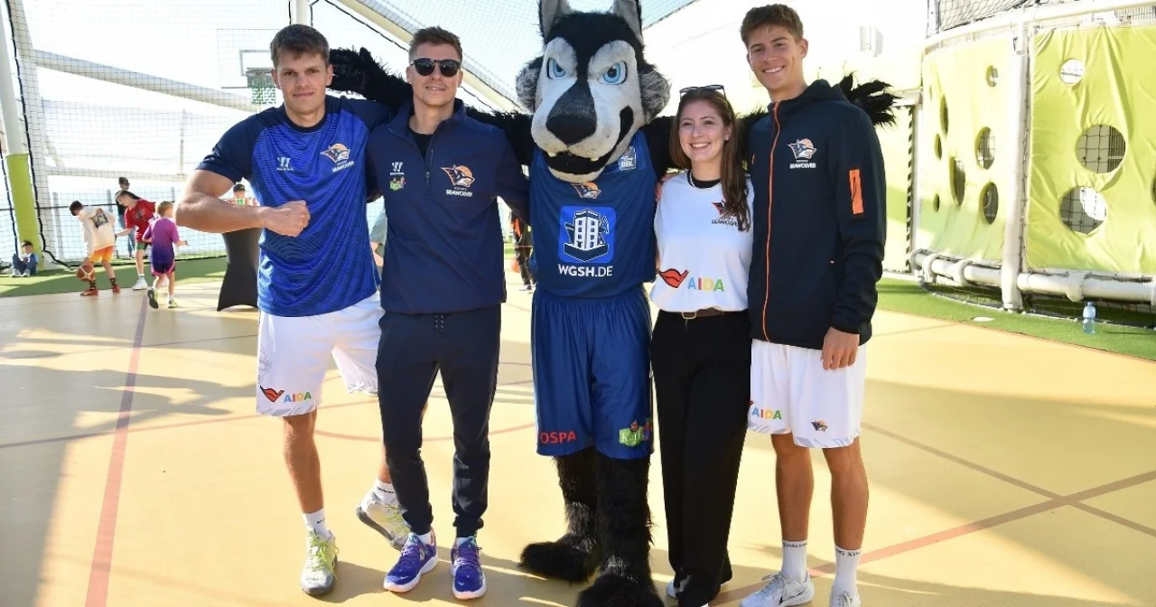 Rostock Seawolves Maskottchen auf AIDA Schiff