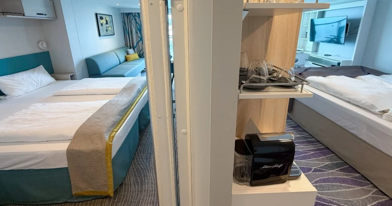 Durch Verbindungstür verbundene Junior Suite und Balkonkabine auf Mein Schiff 7