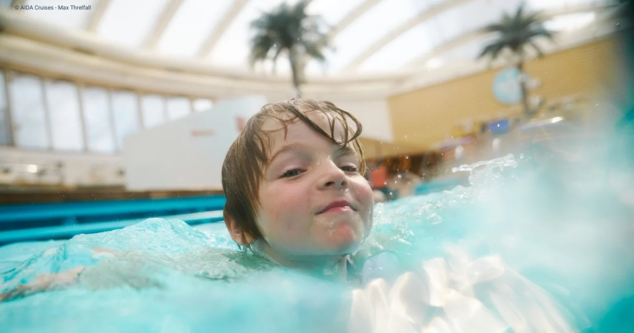 Kind lernt schwimmen im Pool eines AIDA Schiffes