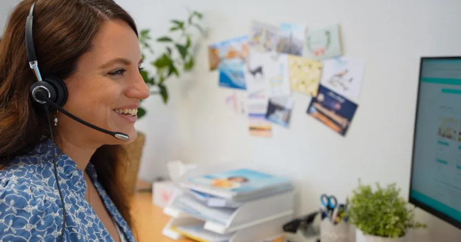 EURESAreisen Head of Sales Rebekka telefoniert mit Headset