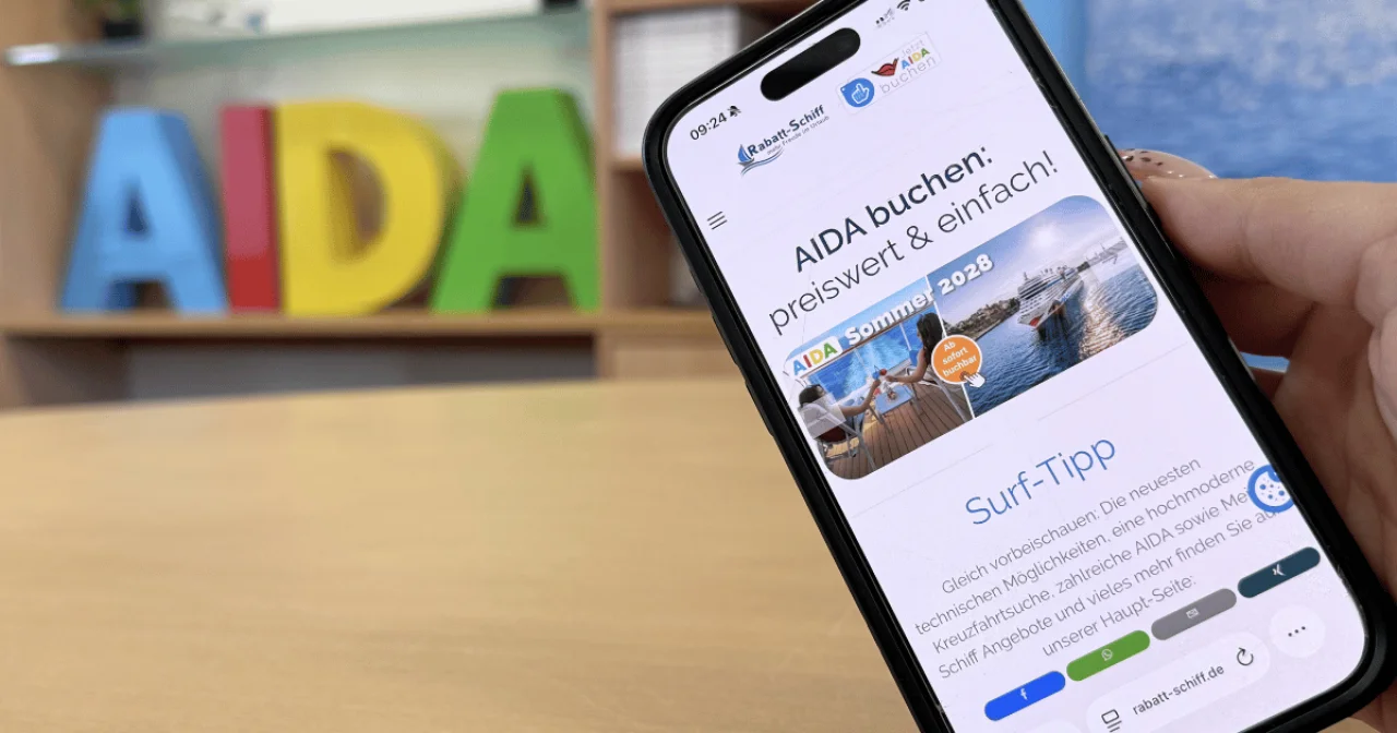 Geöffnete Rabatt-Schiff Seite vor AIDA Logo