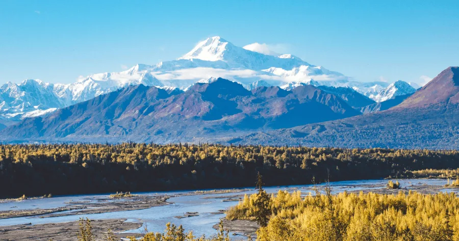 Schneebedeckter Berg in Alaska