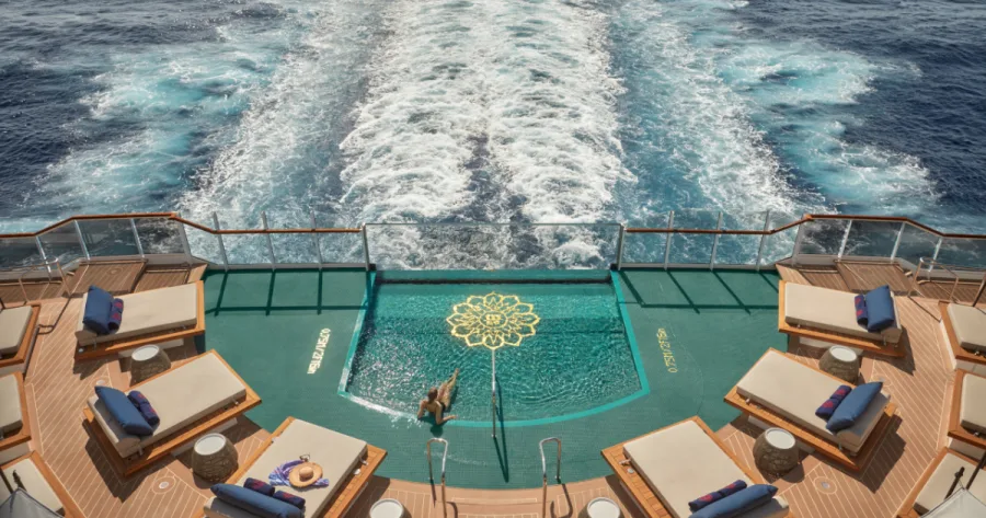 Frau im Pool mit Blick auf Heckwelle eines Explora Schiffes