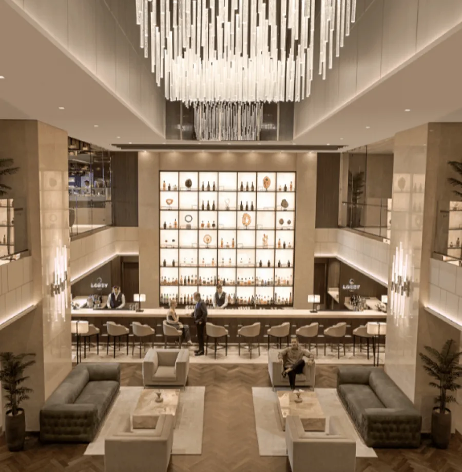 Lobby mit Bar und Lounge an Bord eines Explora Journeys Schiffes
