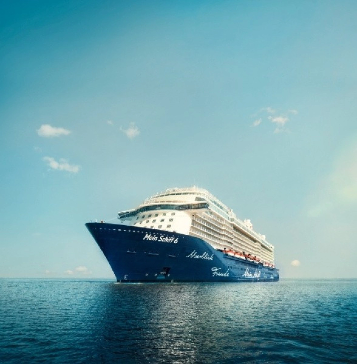 Mein Schiff 6 auf dem Wasser