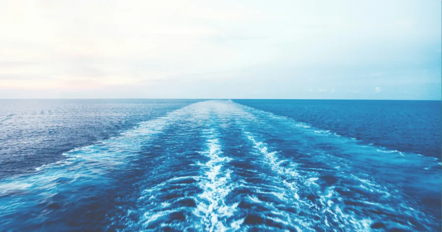 Blick auf Heckwelle eines Kreuzfahrtschiffes