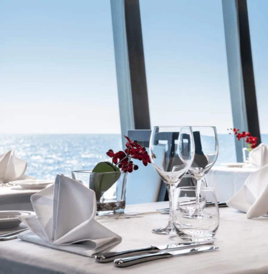 Gedeckter Tisch in Lighthouse Restaurant an Bord von MSC Bellissima