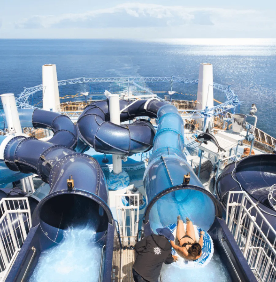 Frau in Reifenrutsche in Aquapark an Bord von MSC Meraviglia