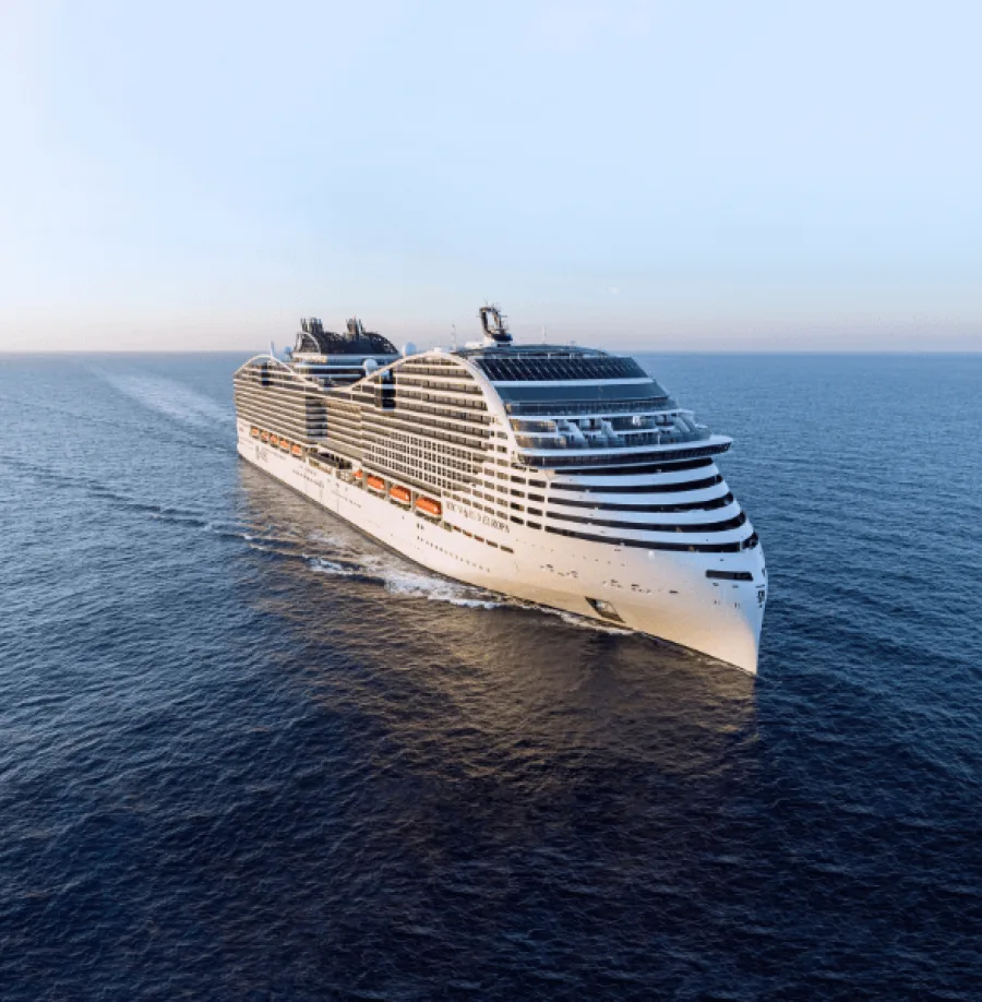 MSC World Europa von vorne aus betrachtet auf dem Meer