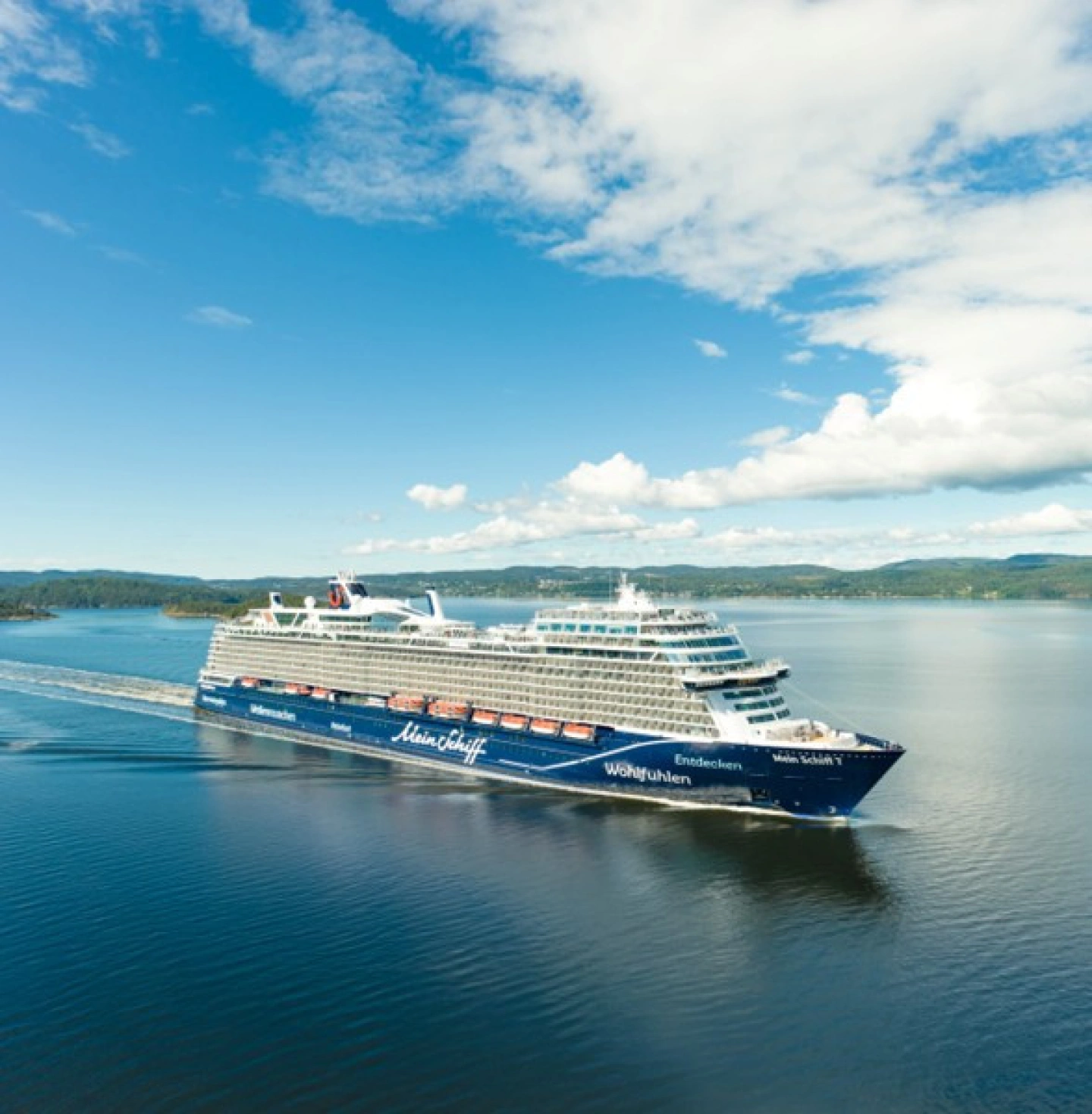 Mein Schiff 7 im Fjord in Norwegen