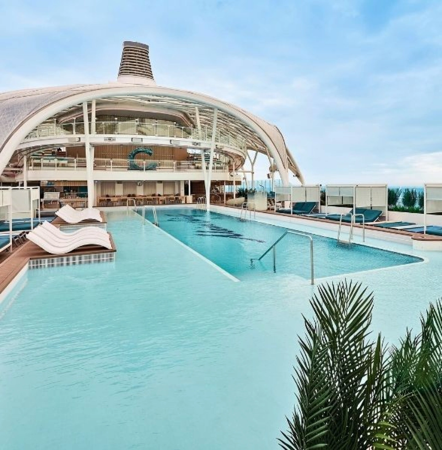 Außenpool und Marcoon Dach auf der Mein Schiff Relax