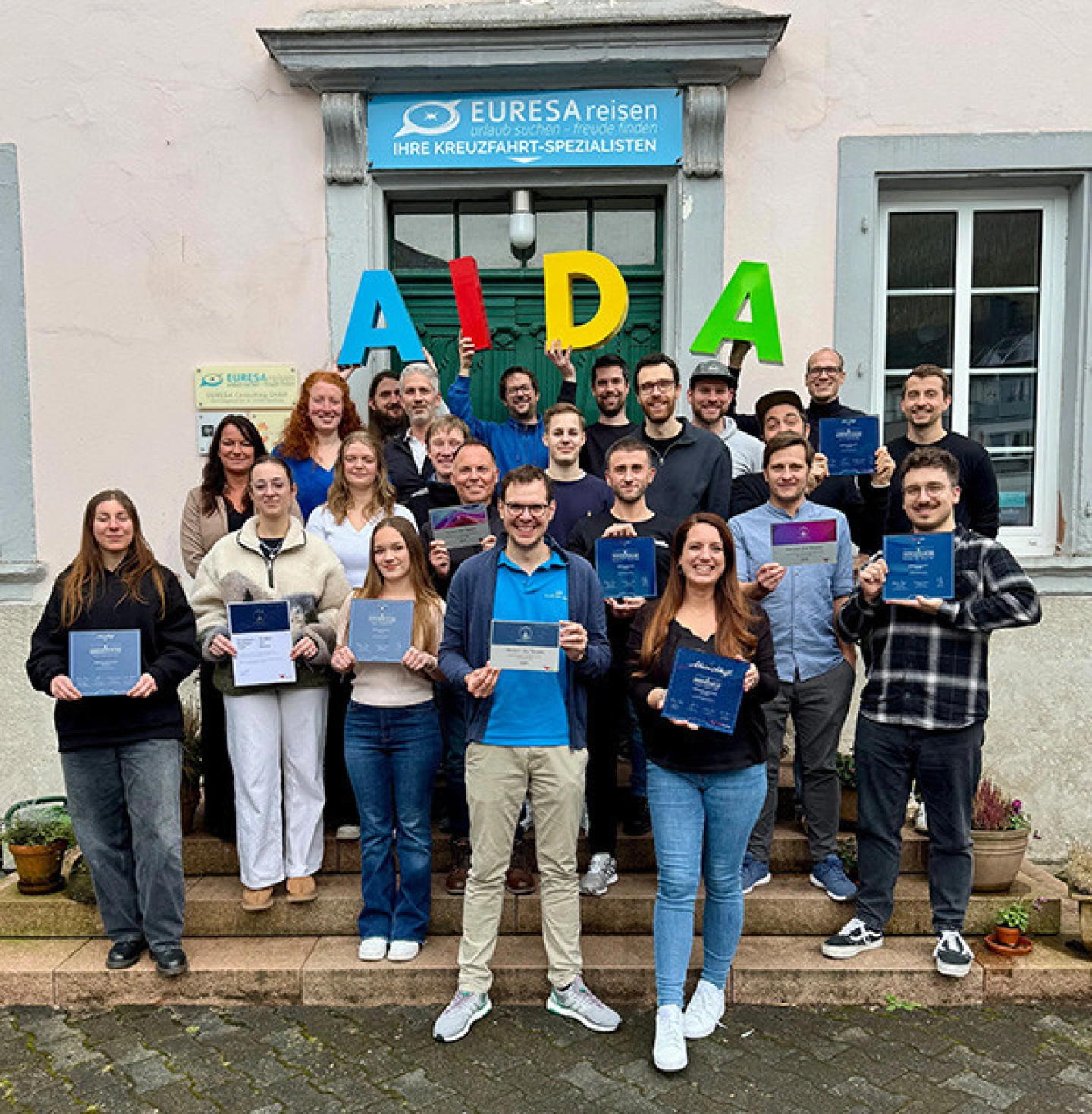 EURESAreisen komplettes Team freut sich über Auszeichnungen