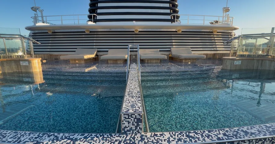 Helios Pool – nur für Erwachsene